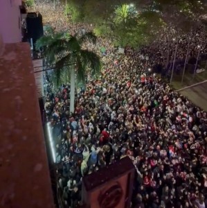 时隔十六年再度晋级世界杯，巴拉圭街头夜晚万人空巷进行庆祝